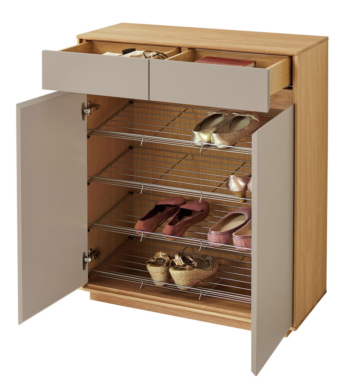 Moderner Schuhschrank aus Holz mit offenen Türen und Schubladen, gefüllt mit verschiedenen Schuhen, aus einer leicht erhöhten Perspektive.