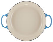 Runde, cremefarbene Bratpfanne mit blauen Griffen, Draufsicht