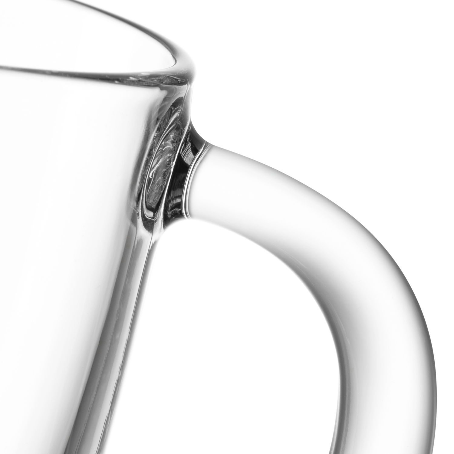 Nahaufnahme eines transparenten Glaskrugs mit Henkel, seitliche Perspektive