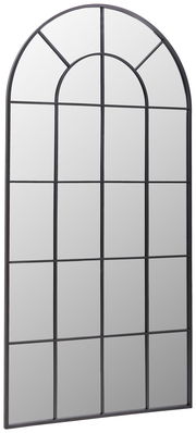 Großer, rechteckiger Spiegel mit schwarzem Metallrahmen und Sprossen, perspektivisch von der Seite fotografiert.