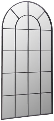 Grote, rechthoekige spiegel met een zwart metalen frame en spijlen, in perspectief vanaf de zijkant gefotografeerd.