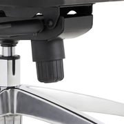 Nahaufnahme eines Drehstuhlmechanismus mit verchromtem Fußgestell, seitliche Perspektive