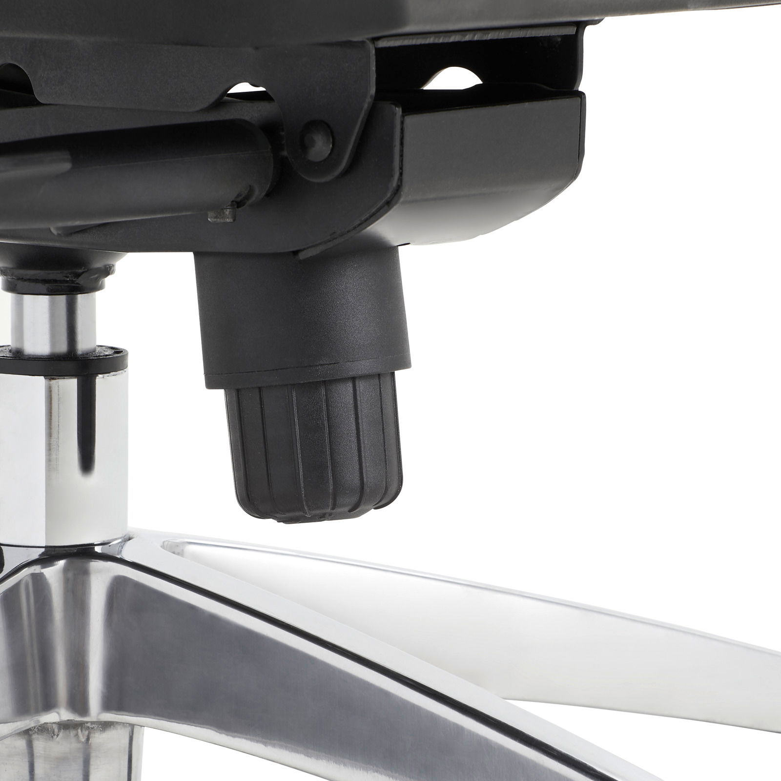 Nahaufnahme eines Drehstuhlmechanismus mit verchromtem Fußgestell, seitliche Perspektive