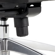 Nahaufnahme eines Drehstuhlmechanismus mit verchromtem Fußgestell, seitliche Perspektive