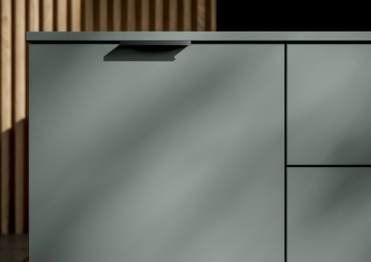 Nahaufnahme eines modernen, grauen Sideboards mit minimalistischen Linien und einem eleganten Griff, seitliche Perspektive.