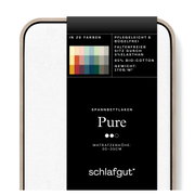 Verpackung eines Spannbettlakens der Marke Schlafgut, Modell Pure, geeignet für Matratzenhöhe 30-35 cm, in 26 Farben erhältlich, pflegeleicht und bügelfrei, aus 95% Bio-Baumwolle und 5% Elasthan, Gewicht 170g/m², Vorderansicht.