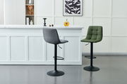 Zwei Barhocker in Grau und Grün vor einer weißen Theke, seitliche Perspektive.