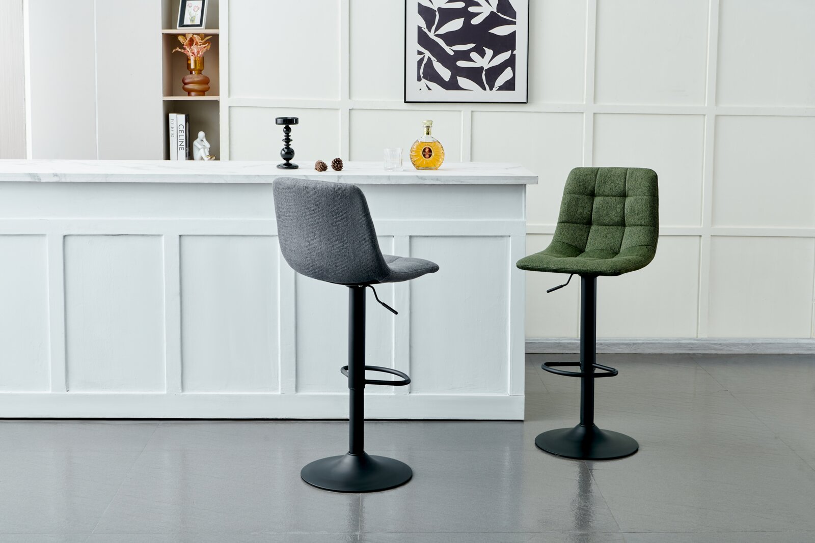 Twee barkrukken in grijs en groen voor een witte bar, zijaanzicht.