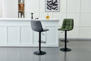 Twee barkrukken in grijs en groen voor een witte bar, zijaanzicht.