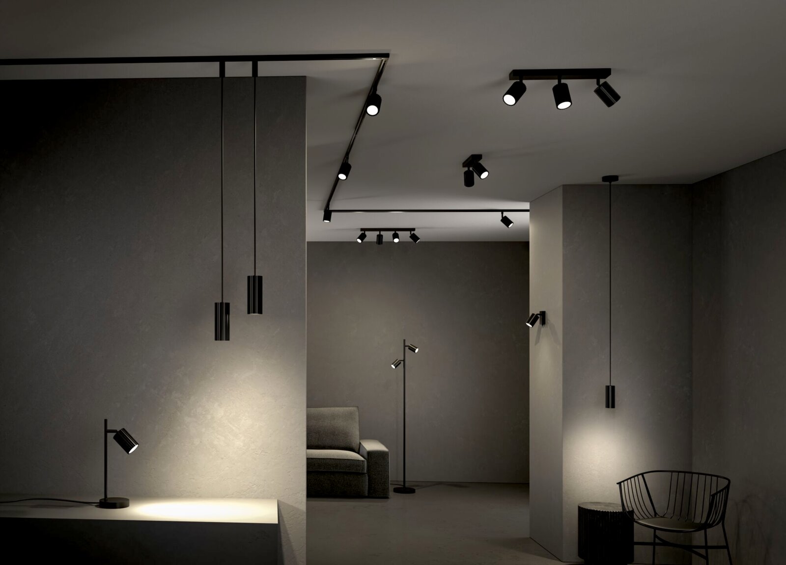 Moderne schwarze LED-Spot- und Pendelleuchten an Decke und Schienen im minimalistischen Wohnraum, perspektivisch aus leichtem Untersichtwinkel nach oben aufgenommen