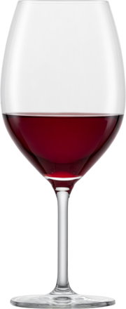 Bordeauxglas mit rotem Wein, frontal fotografiert