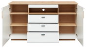 Vooraanzicht van een dressoir met open deuren en lades, in houtlook met witte fronten.