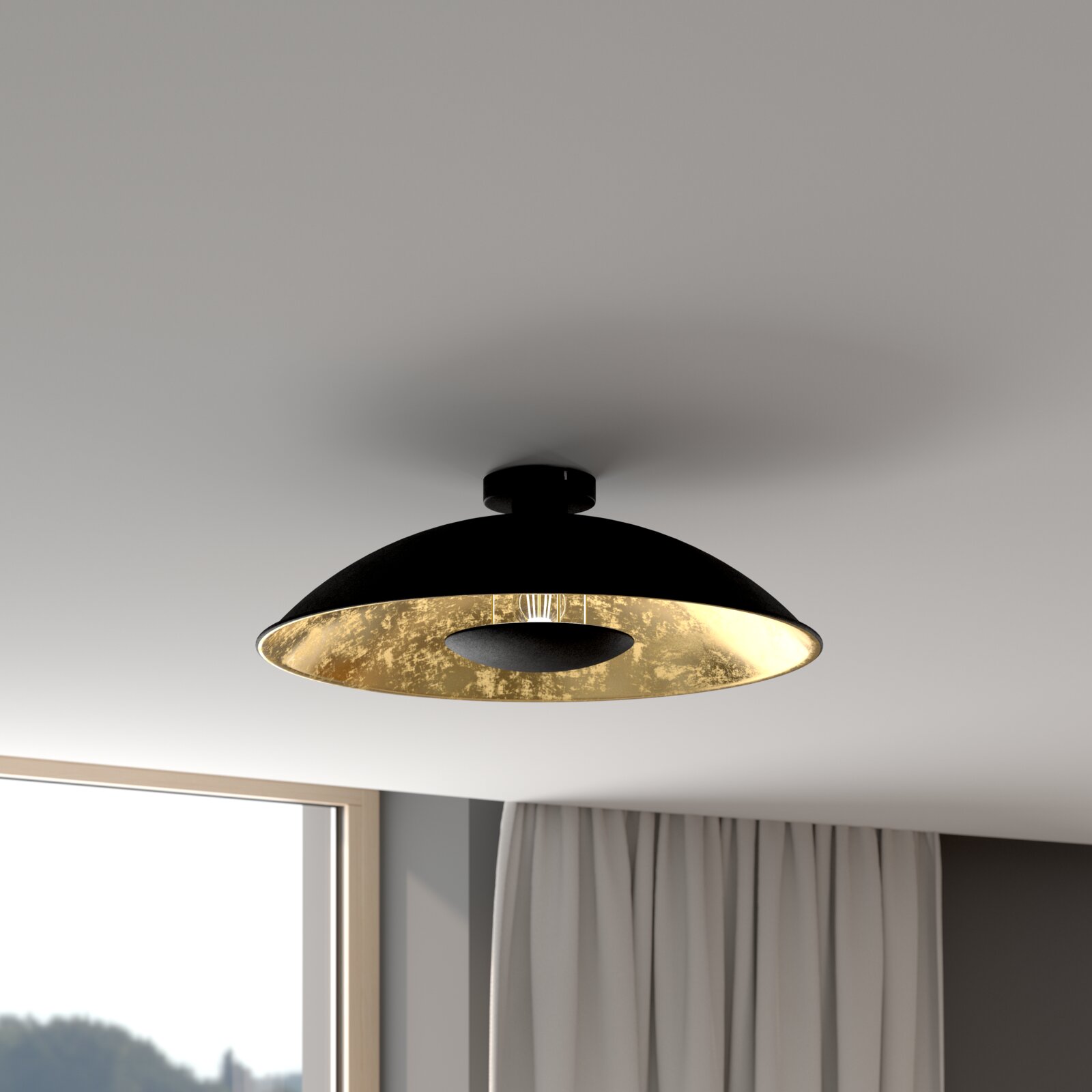 Moderne Deckenleuchte in Schwarz mit goldfarbener Innenseite und sichtbarer Glühbirne, aus leicht schräger Untersicht an der Zimmerdecke fotografiert