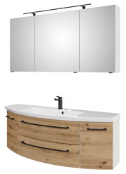 Badezimmerkombination bestehend aus einem dreiteiligen Spiegelschrank und einem Waschtisch mit Holzoptik, schwarze Griffe und Armatur, Frontalansicht.