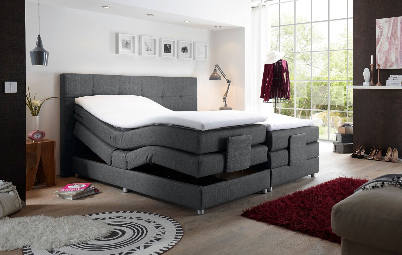 Modernes Boxspringbett in einem stilvollen Schlafzimmer, seitliche Perspektive.