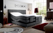 Modernes Boxspringbett in einem stilvollen Schlafzimmer, seitliche Perspektive.