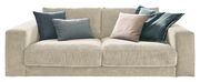 Zweisitzer-Sofa aus beigem Cordstoff mit vier Kissen in verschiedenen Farben, Frontalansicht
