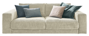 Zweisitzer-Sofa aus beigem Cordstoff mit vier Kissen in verschiedenen Farben, Frontalansicht
