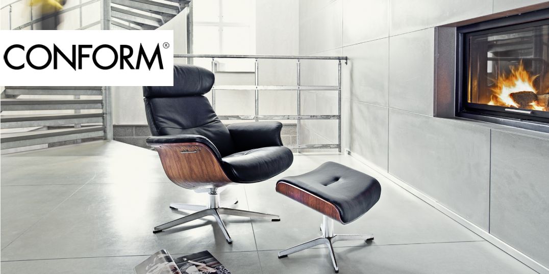 Moderner schwarzer Ledersessel mit passender Ottomane von Conform. 