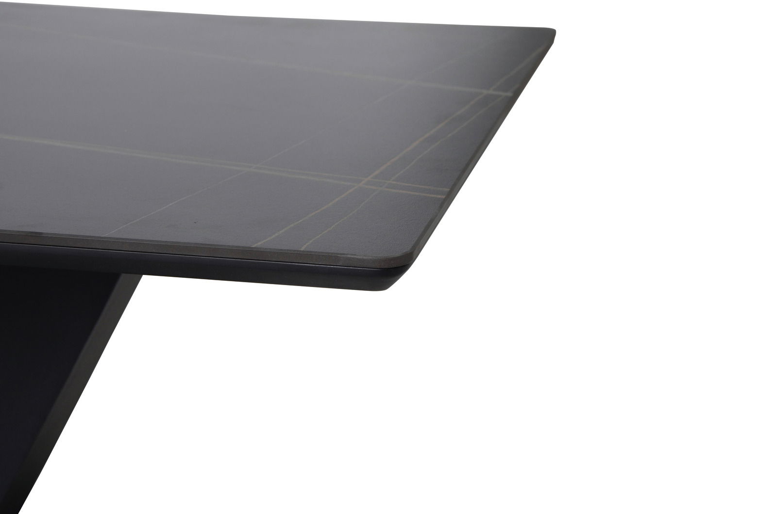 Nahaufnahme eines modernen Couchtischs mit dunkler, glatter Oberfläche und feinen Linien, aus seitlicher Perspektive.