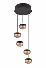 Moderne Pendelleuchte Orbit mit fünf kugelförmigen Lampenschirmen, von unten betrachtet.