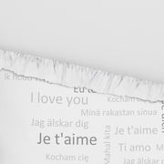 Bettwäsche mit verschiedenen 'Ich liebe dich' Übersetzungen in verschiedenen Sprachen, von oben betrachtet