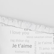 Bettwäsche mit verschiedenen 'Ich liebe dich' Übersetzungen in verschiedenen Sprachen, von oben betrachtet