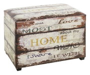 Vintage Sitzhocker/kleine Truhe im Shabby-Chic-Look mit Holzoptik und Schriftzug „HOME“, perspektivische Ansicht schräg von vorne links vor weißem Hintergrund.