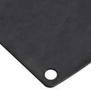 Nahaufnahme eines schwarzen Schneidebretts aus Holzfaserlaminat mit abgerundeten Ecken und Loch zum Aufhängen.