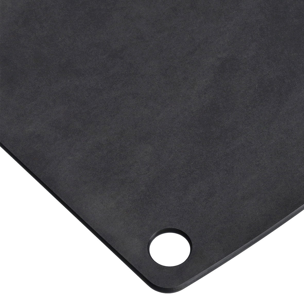 Nahaufnahme eines schwarzen Schneidebretts aus Holzfaserlaminat mit abgerundeten Ecken und Loch zum Aufhängen.