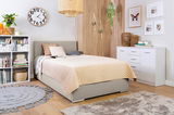 Gemütliches Boxbett 140 in modernem Schlafzimmer, seitliche Perspektive
