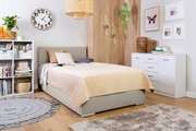 Gemütliches Boxbett 140 in modernem Schlafzimmer, seitliche Perspektive