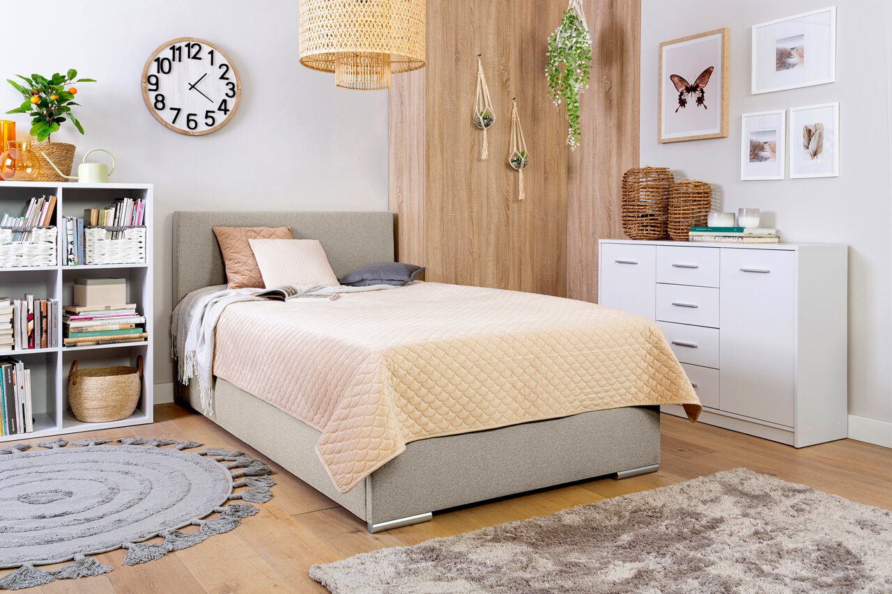 Gemütliches Boxbett 140 in modernem Schlafzimmer, seitliche Perspektive