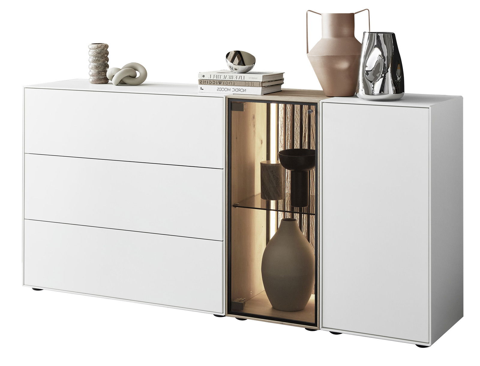 Modernes Sideboard mit drei Schubladen links, einer Glastür in der Mitte und einer Tür rechts, dekoriert mit Vasen und Büchern, Perspektive von vorne.