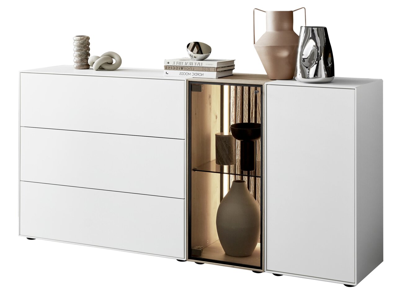 Modernes Sideboard mit drei Schubladen links, einer Glastür in der Mitte und einer Tür rechts, dekoriert mit Vasen und Büchern, Perspektive von vorne.