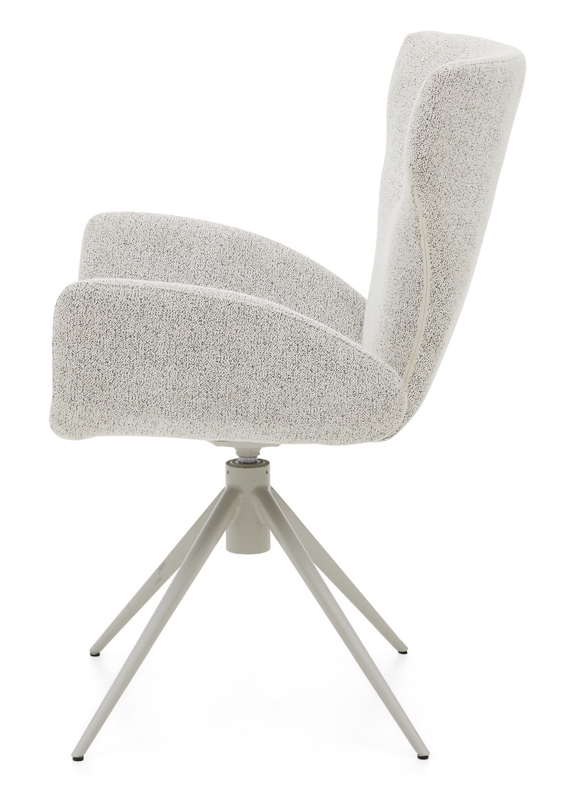 Seitenansicht eines modernen Armlehnstuhls mit hellem Stoffbezug und Metallgestell.