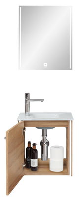Waschtisch mit offenem Unterschrank, zwei Flaschen und einer Toilettenpapierrolle, mit Spiegel im Hintergrund, Frontalansicht