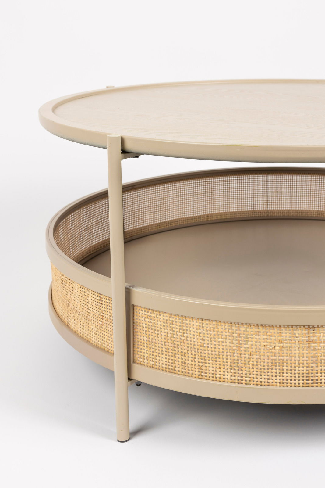 Nahaufnahme eines runden Couchtisches mit hellem Holz und geflochtenem Korbdesign, seitliche Perspektive.