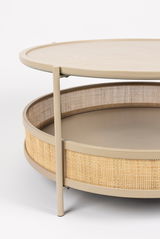 Nahaufnahme eines runden Couchtisches mit hellem Holz und geflochtenem Korbdesign, seitliche Perspektive.