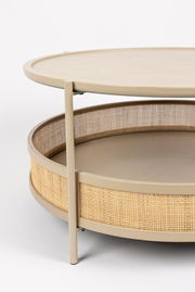 Nahaufnahme eines runden Couchtisches mit hellem Holz und geflochtenem Korbdesign, seitliche Perspektive.