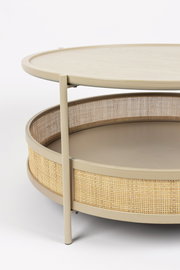 Nahaufnahme eines runden Couchtisches mit hellem Holz und geflochtenem Korbdesign, seitliche Perspektive.