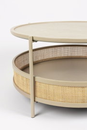 Nahaufnahme eines runden Couchtisches mit hellem Holz und geflochtenem Korbdesign, seitliche Perspektive.