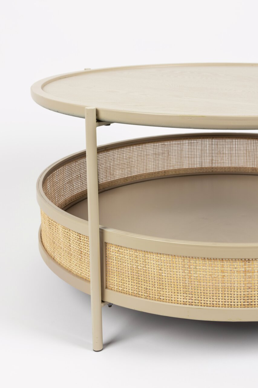 Nahaufnahme eines runden Couchtisches mit hellem Holz und geflochtenem Korbdesign, seitliche Perspektive.