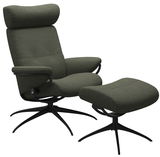 Grüner Einzelsessel mit Kopfstütze und passendem Hocker, seitliche Perspektive