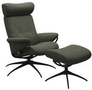 Grüner Einzelsessel mit Kopfstütze und passendem Hocker, seitliche Perspektive