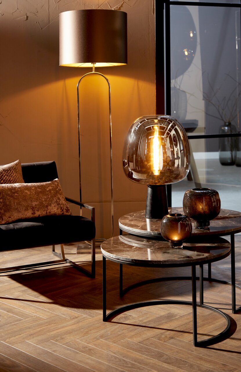 Elegante Stehleuchte mit modernem Design, seitliche Perspektive im stilvollen Wohnzimmerambiente.
