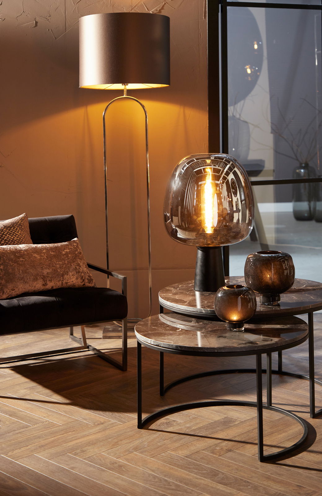 Elegante Stehleuchte mit modernem Design, seitliche Perspektive im stilvollen Wohnzimmerambiente.
