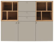 Frontale Ansicht eines modernen Highboards mit offenen Regalfächern und Schubladen in Holzoptik.