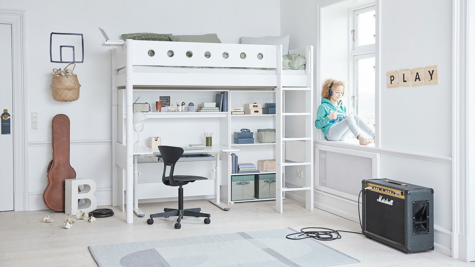 Hochbett mit senkrechter Leiter in einem modernen, hellen Raum mit Schreibtisch und Regal darunter, seitliche Perspektive.