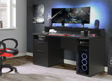Moderner schwarzer Schreibtisch mit zwei Monitoren, Gaming-Zubehör und einem Gaming-PC, seitliche Perspektive.